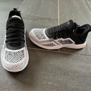 APL Techloom Tracer Sneakers - black/white NWT size 5